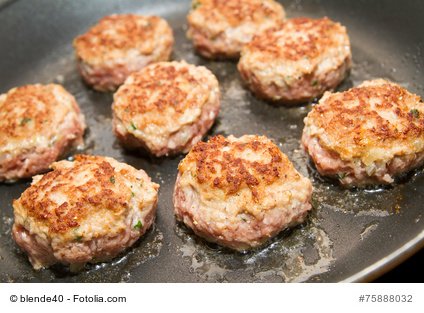 Fleischpflanzerl mit Feta-Käse in der Pfannen Harecker Pfanne gemacht.