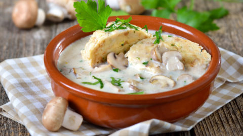 Semmelknödel in Champignon-Rahmsoße