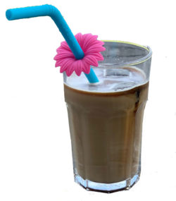 eiskaffee mit strohhalm aus silikon