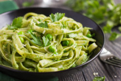 Tagliatelle mit Pesto und Spinat