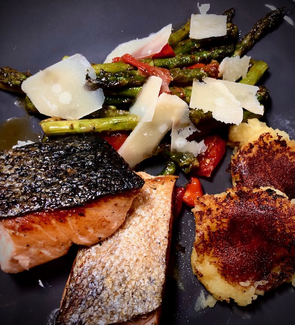 Grüner Spargel &amp; Lachs neben Kartoffelplätzchen - Die Pfanne von ...