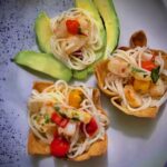 Glasnudel Salat mit Garnelen in einem Wan Tan Körbchen serviert.
