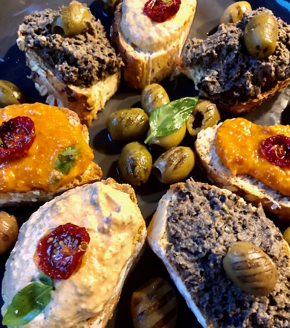 Verschiedene Meze frisch angerichtet auf einer Platte.