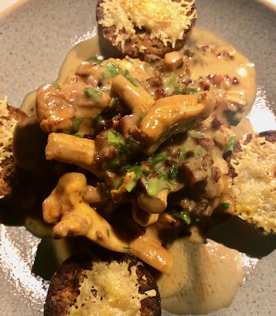 Pfifferlinge mit Serviettenknödel und frischer Petersilie serviert.