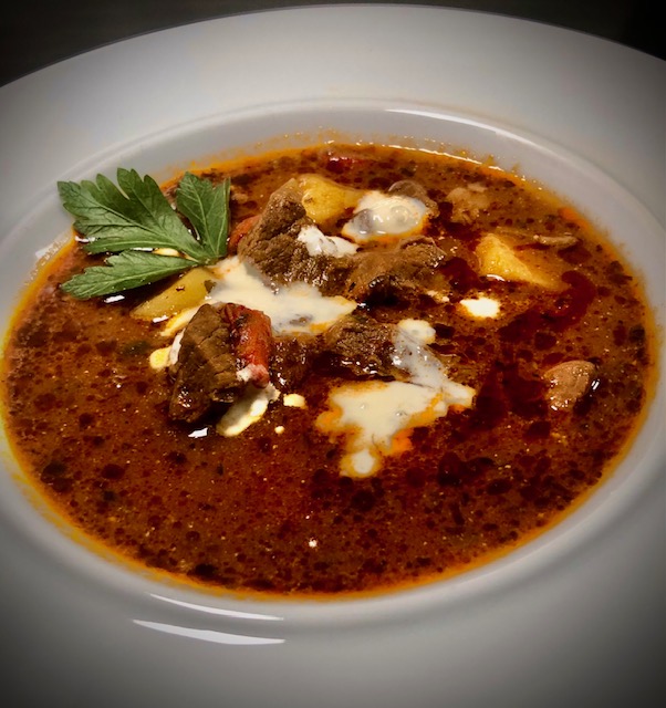 Original Gulaschsuppe nach Carl Gustaf Gundel in einem weißen Teller angerichtet. Einfach herrlich!