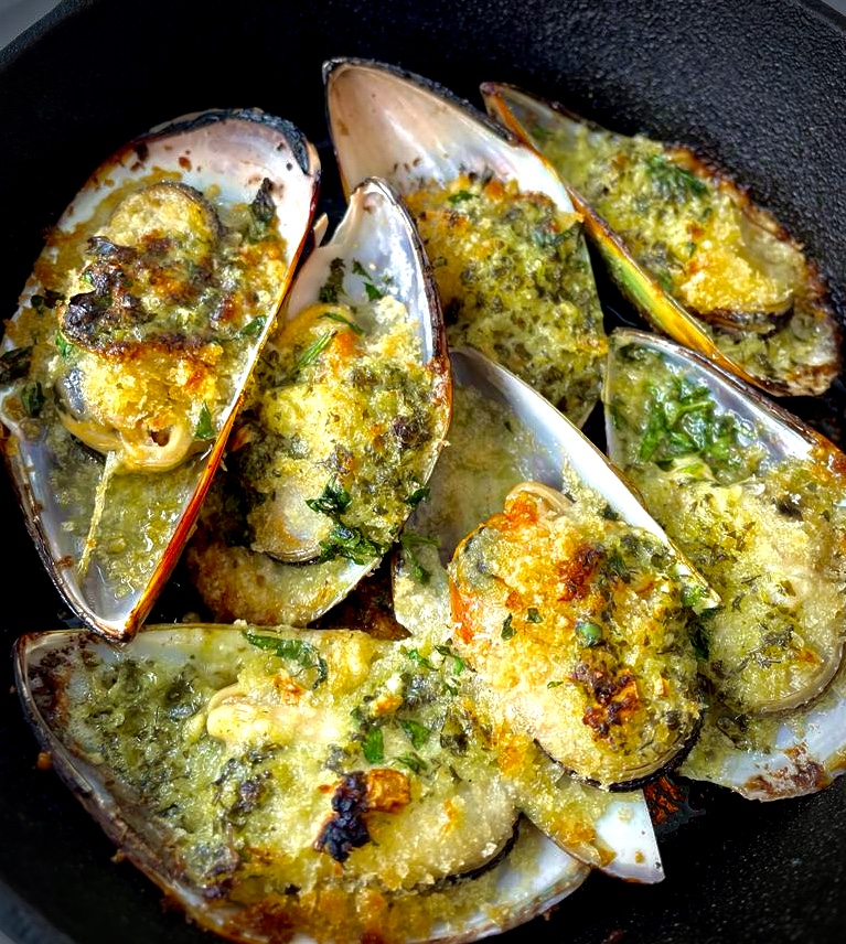 Clams Casino - gratinierte Muscheln frisch aus dem Ofen.
