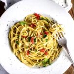 Spaghetti aglio e olio auf einem Teller frisch angerichtet.