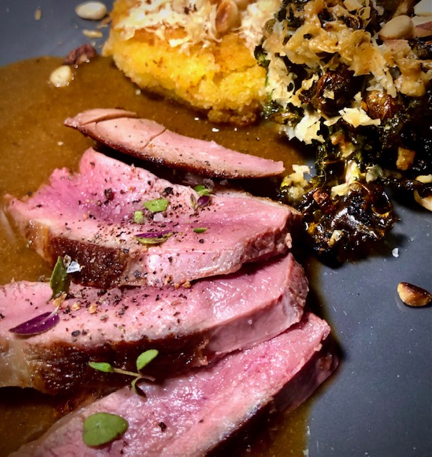 Entenbrust mit Flower Sprouts und Polenta