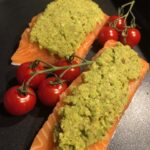 Lachs mit einer Kräuterkruste in der Auflaufform von Pfannen Harecker vor dem Backen im Ofen.