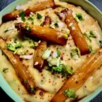 Köstliche Sommermayonnaise mit Spargel zubereitet und mit klein geschnittenem Frühlingszwiebeln serviert.