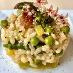 Risotto mit grünem Spargel, Erbsen und Steinplizen