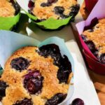 Blaubeer-Muffins in bunten Papierförmchen als leckerer Nachtisch oder einfach mal für Zwischendurch.