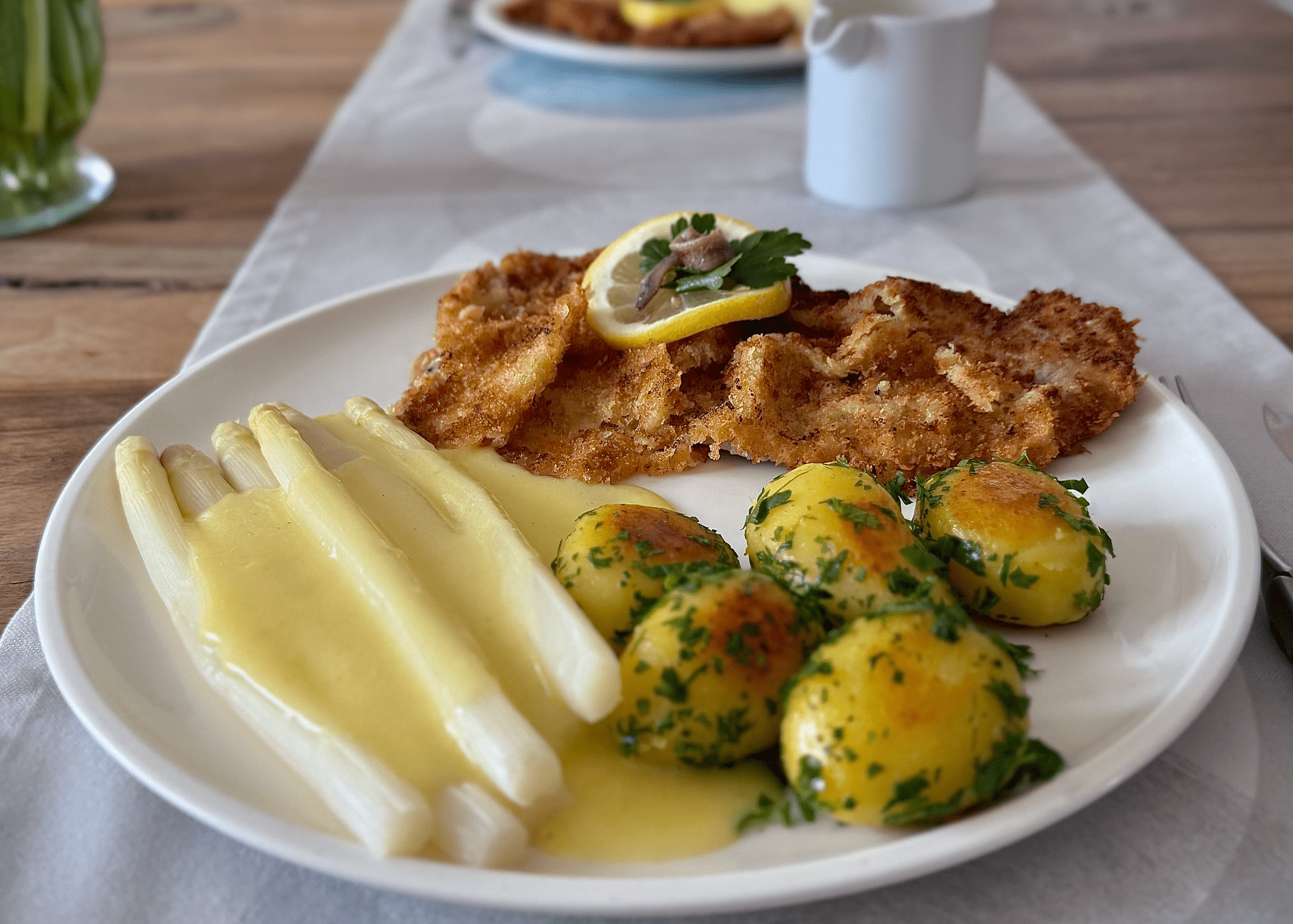 Wiener Schnitzel - mit Spargel, Sauce Hollandaise und Petersilien ...