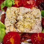 Feta mit frischen und getrockneten Tomaten, Knoblauch und Basilikum in einer Harecker Auflaufform im Ofen gebacken.