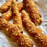 Herzhafte Käse-Oliven-Stangen mit Gruyère-Käse im Ofen überbacken.
