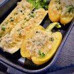 Mit Kartoffelbrei gefüllte Zucchini und Paprika in der Harecker Auflaufform im Ofen gebacken.