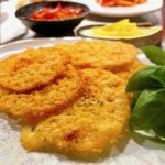 Knusprige Parmesan Chips als Beilage für ein Buffet oder zum Abendessen.