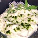 Der perfekte Dip oder Brotaufstrich aus Frischkäse und Schabzigerklee Pulver zubereitet und in einer dunklen Schale angerichtet.