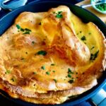 Im Ofen gebackener Pfannkuchen mit frischem, kleingeschnittenem Schnittlauch als Topping.