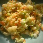 Coleslaw auf einem kleinen Salatteller angerichtet.
