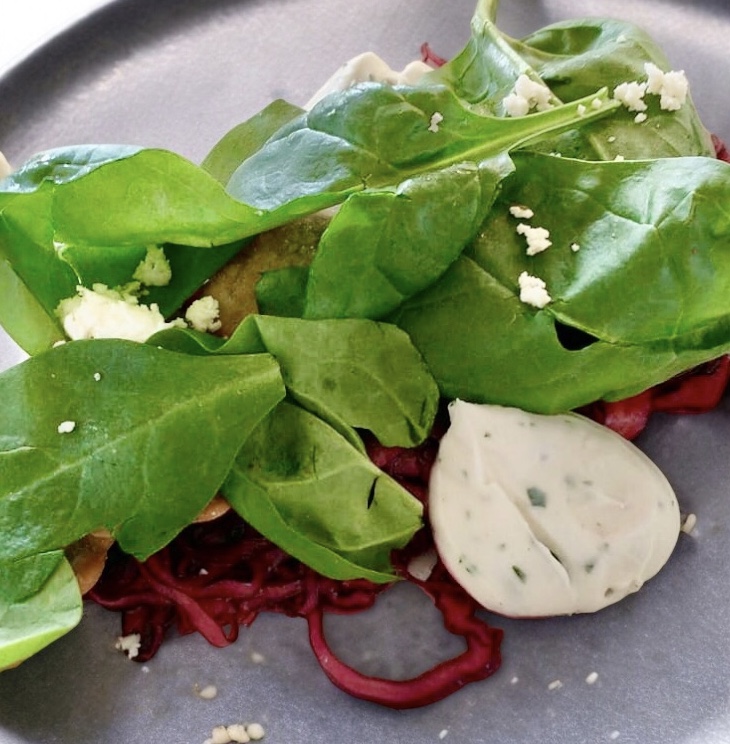 Spinat mit Ofen-Ricotta auf Blaukrautsalat - Die Pfanne von harecker.de