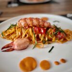 Linguine mit Hummer auf weißem Teller serviert