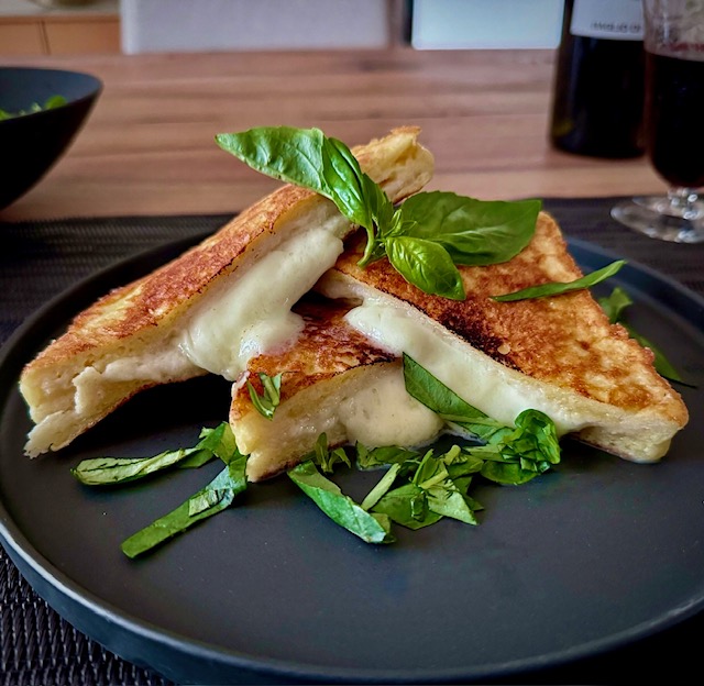 Mozzarella in Carrozza - Toast mit Mozzarella gefüllt - Die Pfanne von ...