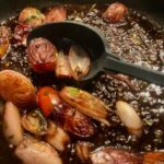 Leckere Balsamico Zwiebeln karamellisiert mit Soße in einer Pfanne.