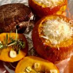 Leckeres Steak und gefüllter Kürbis mit cremigem Trüffel-Kartoffelbrei auf Folie präsentiert.