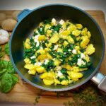 Kartoffel-Spinat-Pfanne aus frischen Zutaten gekocht.