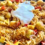 Gnocchi-Pfanne mit Sauerkraut und einem Klecks griechischen Joghurt serviert.