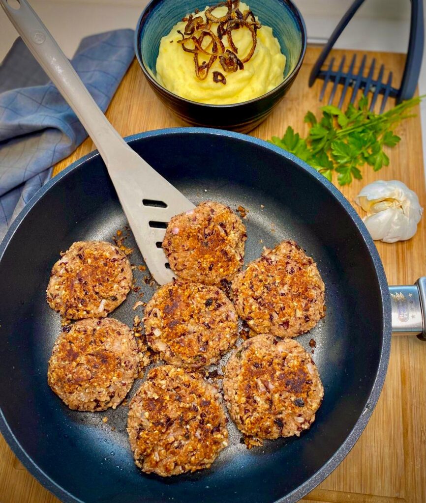 Eiweiss Power Frikadellen direkt aus der Pfanne mit frischem Kartoffelpüree.