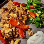 Low Carb Gyros aus der Pfanne mit frischem Salat serviert.