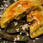 Selbstgemachte Ravioli mit einer Kalbfleisch und Spinatfüllung mit Salbeibutter serviert