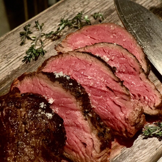 Chateaubriand perfekt zubereitet und in dünne rosa Scheiben aufgeschnitten.