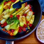 Pak Choi in der Pfanne gebraten, dazu Paprika und Lauchzwiebeln. Eine leckere Beilage zu Fleisch und Fisch.