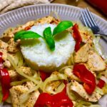 Spitzkohl-Paprika-Pfanne mit Hähnchen, dazu ein leckerer Basmati-Reis ist schnell und einfach gekocht.