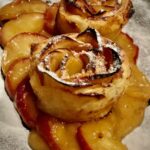 Frische duftende Valentin-Röschen mit Blätterteig und Apfel aus dem Ofen mit Puderzucker bestreut.