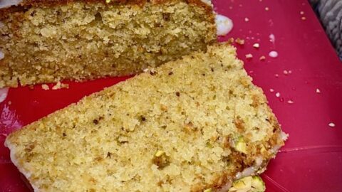 Pistazien-Mandel-Kuchen in der Wunderform gebacken