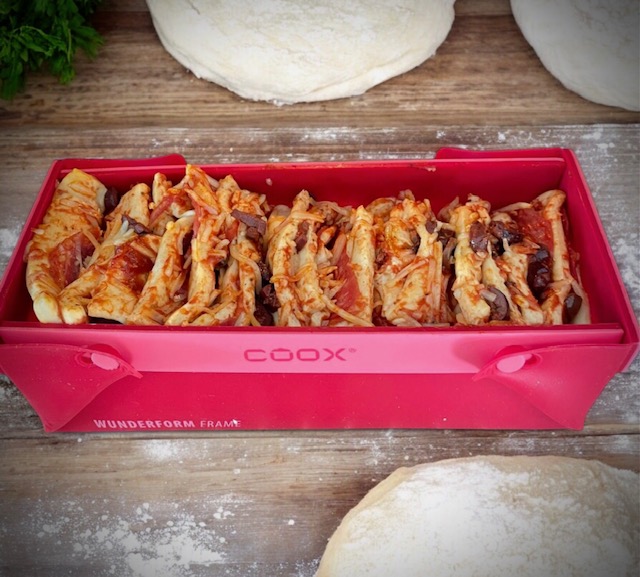 Zupfbrot mit Pizzateig in der Coox Wunderform gemacht.