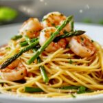 Wilder Spargel mit gebratenen Garnelen und Linguine serviert.