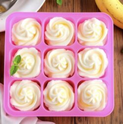 Bananen-Protein-Eis mit Skyr in Eiswürfelbereiter gemacht.