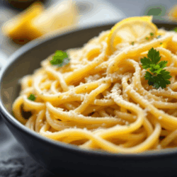 Pasta mit Amalfi-Zitronen, ein Klassiker der Süditalienischen Küche. Serviert in einer schwarzen Schale, mit Parmesan und Petersilie verfeinert.
