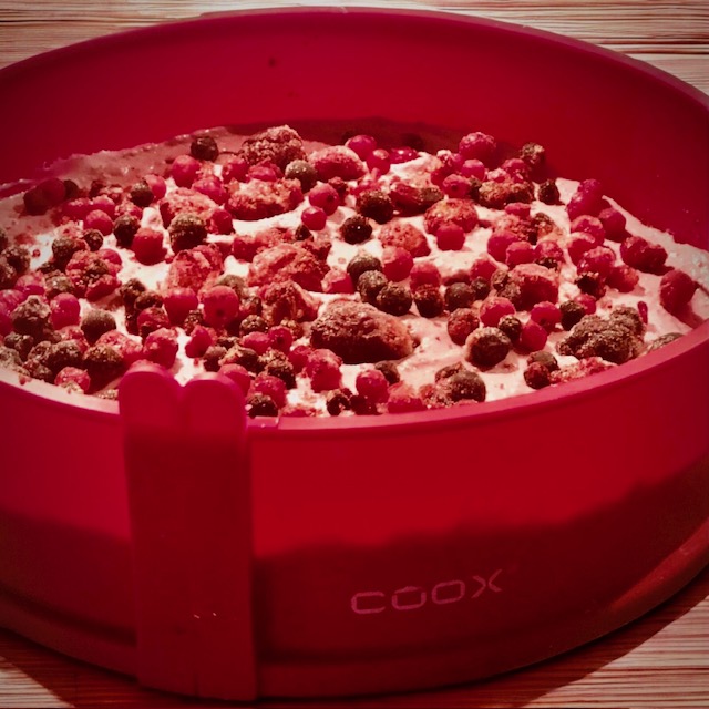 Eistorte mit frischen Beeren und einem Schokohaferkeksboden in der Coox-Springform, 26 cm, ohne Backen zubereitet.