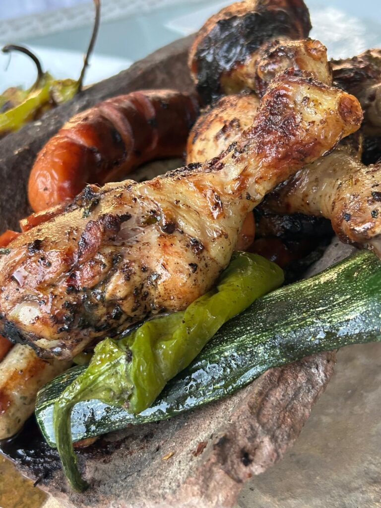 Das Grillgut zum warmhalten direkt auf der alten Dachziegel vom Grill sesrviert.