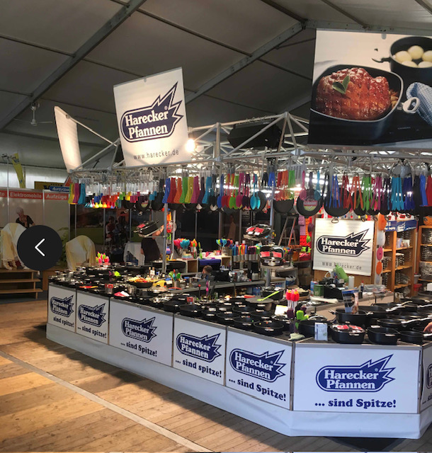 Karpfhamer Rottalschau 2025 Stand von Pfannen Harecker mit live Küche zum testen und beraten.