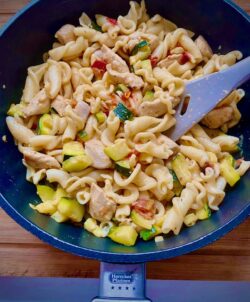 Nudeln mit Putenstreifen und Gemüse aus der Harecker Pfanne.
