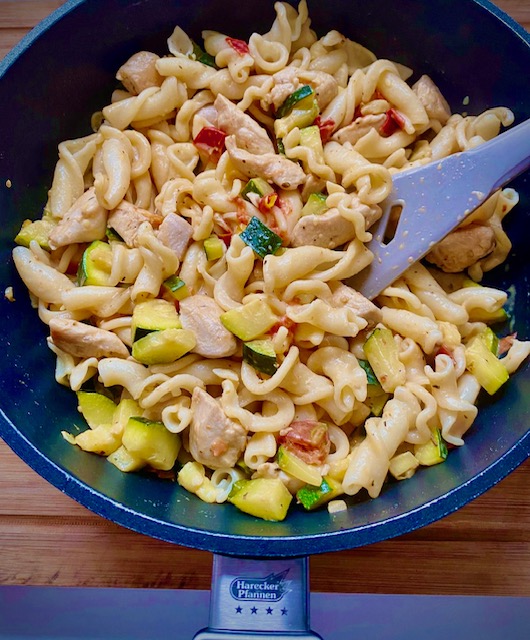 Nudeln mit Putenstreifen und Gemüse aus der Harecker Pfanne.