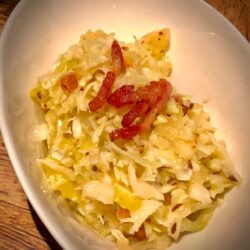Krautsalat in einer weißen Schüssel serviert.