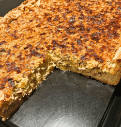 Winzererkuchen oder Krautkuchen frisch aus dem Ofen.